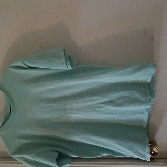 🎉Volcom shirt w/ logo - Picture 5 of 5